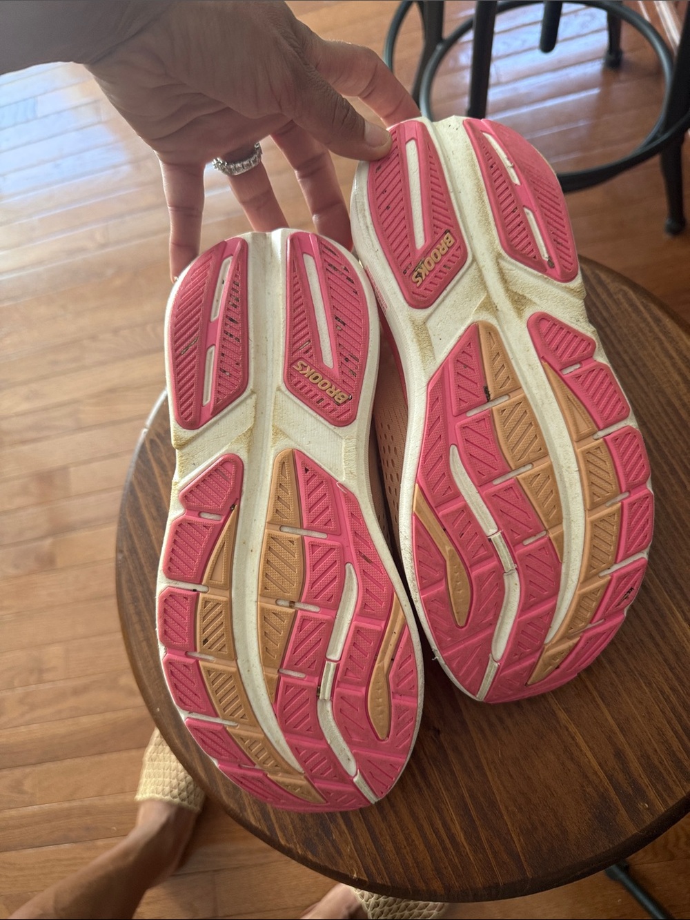 Brooks 🏃‍♀️ Ghost Max 3 size 9 in coral great condition *ran 40 easy miles in* - Picture 9 of 10